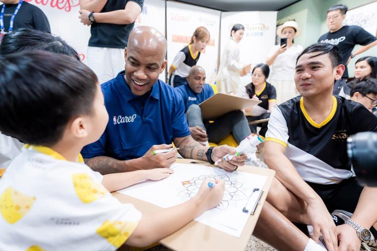 NBA legends Stephon Marbury and Cuttino Mobley, and executives from Las Vegas Sands and Sands China, prepare and distribute 200 boxed lunches to people in need in Macao Oct. 10 at the Happy Kitchen social enterprise for Health and Wellness Day, the four...