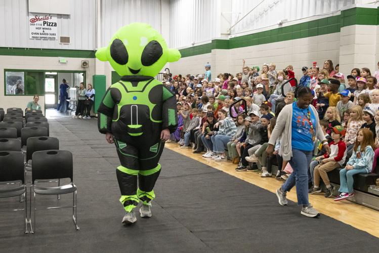 PHOTOS: Studnets react to the reveal of mystery readers