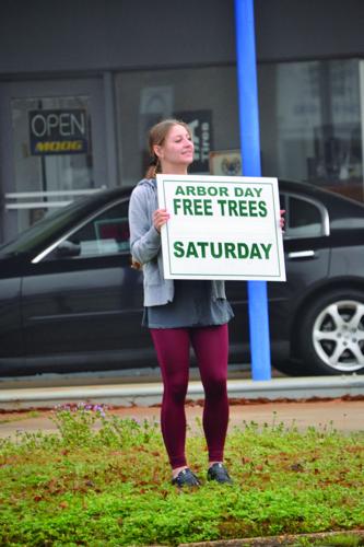 Tallassee Chamber of Commerce gave away free trees for Arbor Day