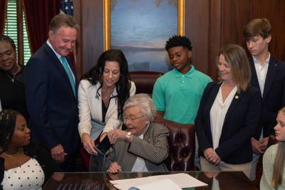 Governor Ivey signs “FOCUS Act” prohibiting cell phones in schools