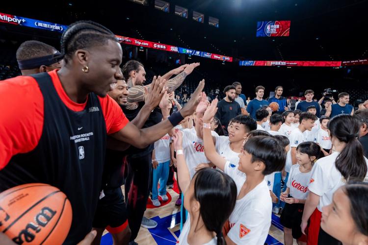 Players and coaches from the Dallas Mavericks and Houston Rockets lead local students in a basketball clinic on the NBA court at The Venetian Arena, providing skills demonstrations and hands-on coaching. The activity offered Macao youth a valuable oppor...