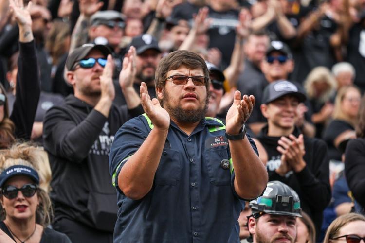 fan claps