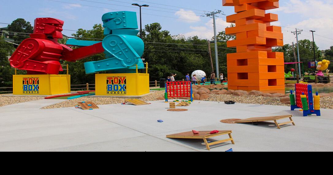 Toy Box Mini Golf Pigeon / Gatlinburg