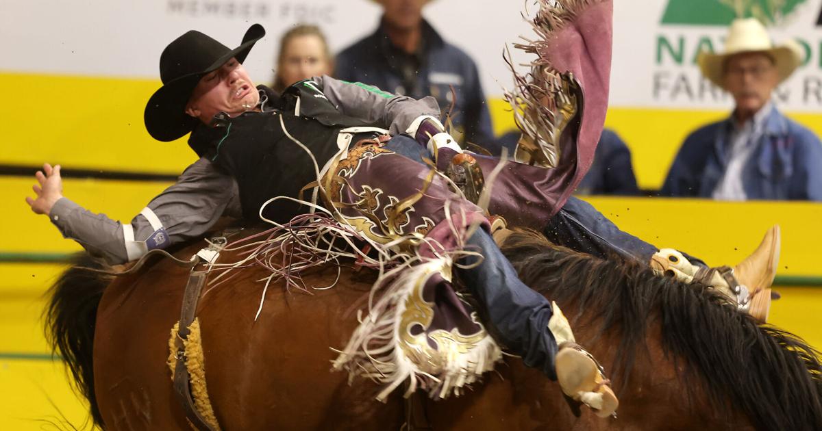 Weston Timberman sets pace in bareback bronc riding at CNFR