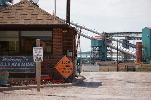 Mine shutdowns in top US coal region bring new uncertainty