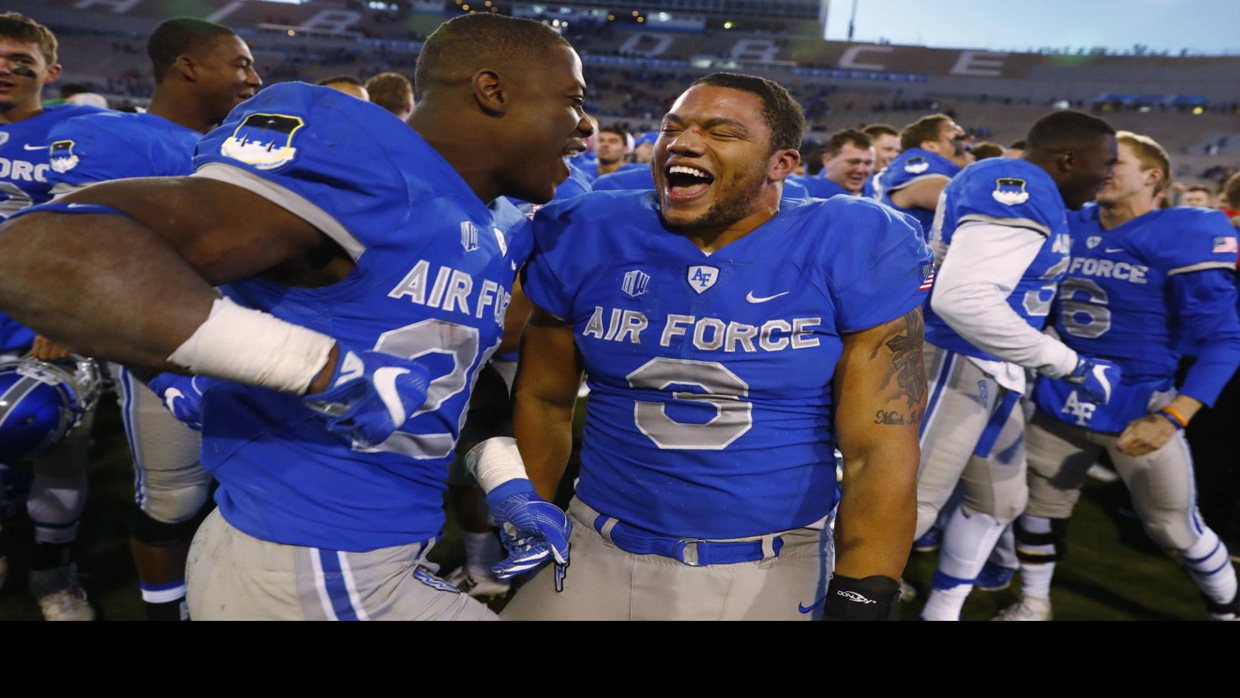 Wyoming Football Wins Mountain Division With Boise State S Loss At