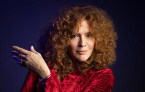 Go away with ... Lily Vakili