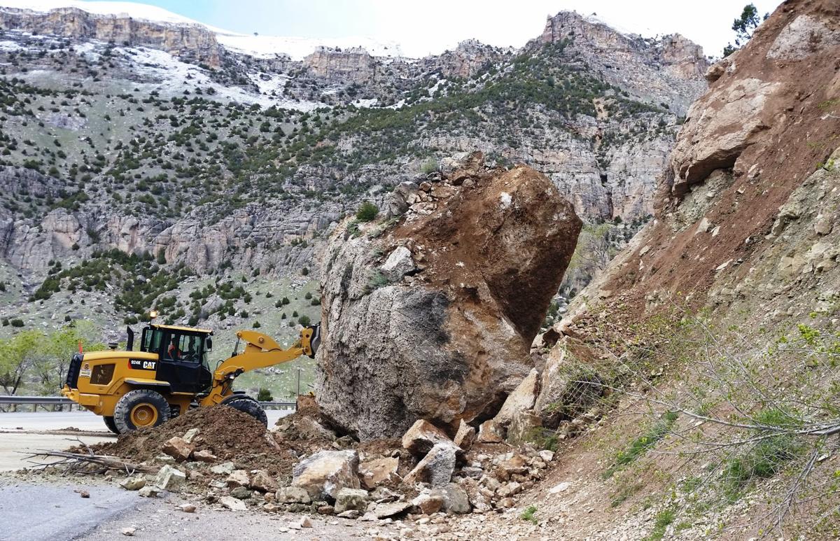 Falling rock will keep Wind River Canyon closed until noon ...