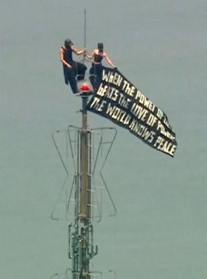 Russian daredevils unfurl banner atop New York's Empire State Building in proposal stunt
