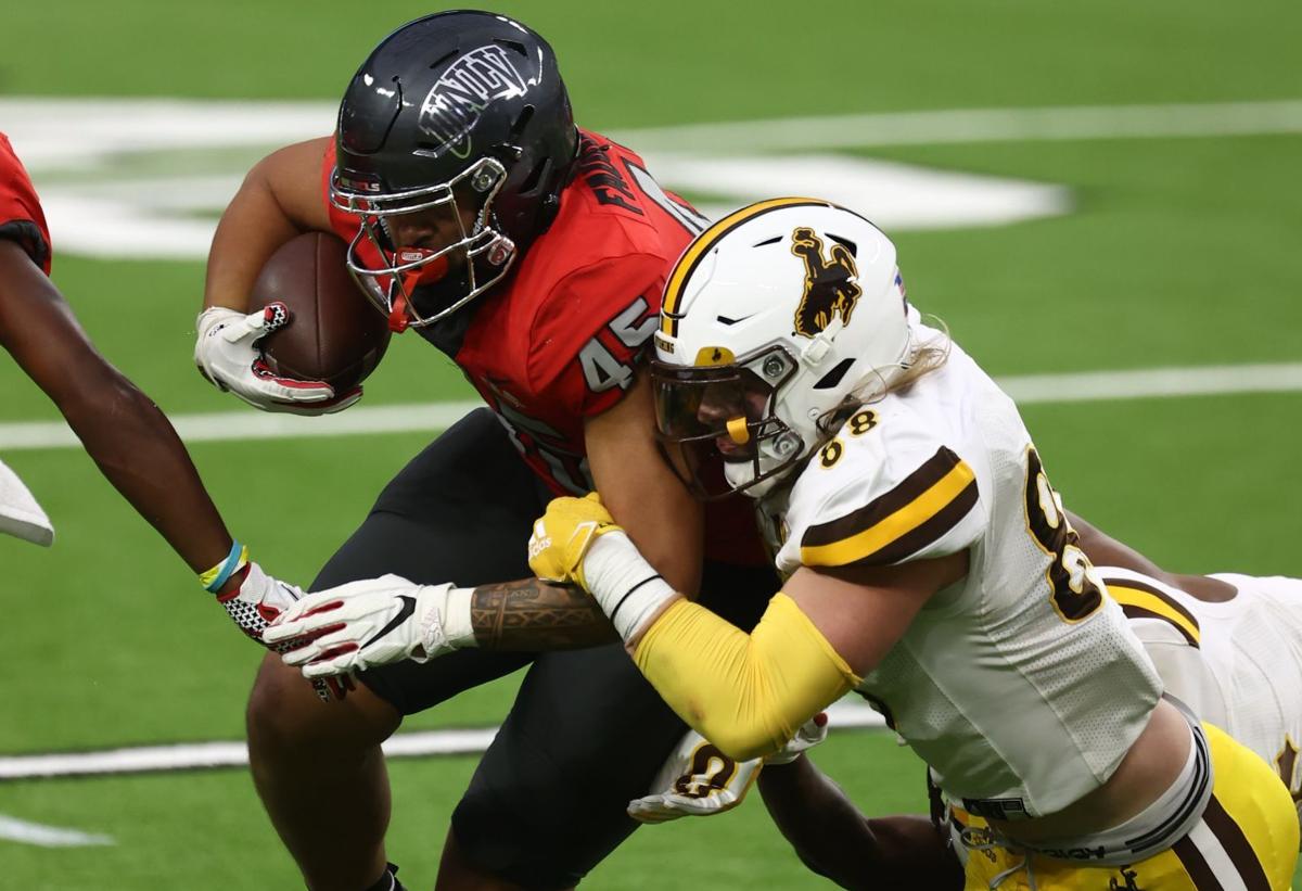 UW-UNLV Crall tackle