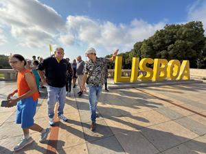 LISBOA sign above Parque Eduardo VII.