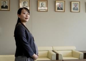 Japanese mayor makes history by taking maternity leave