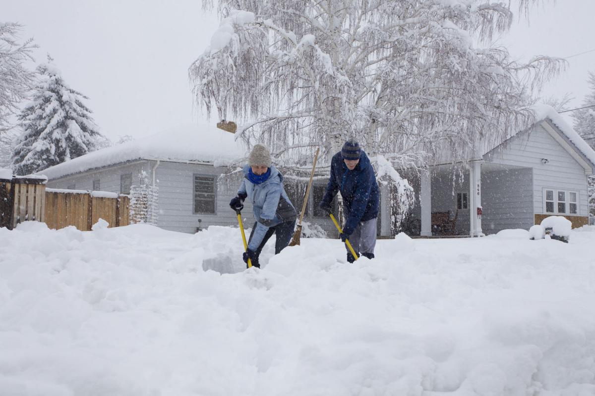 Spring blizzard blankets Wyoming, sets record, closes schools and