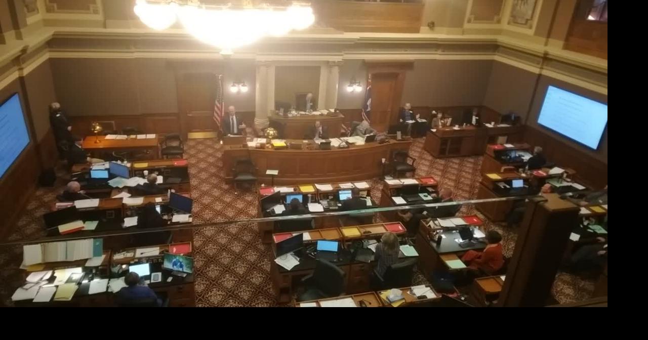 Wyoming football coach Jay Sawvel speaks to the Senate->本拠地