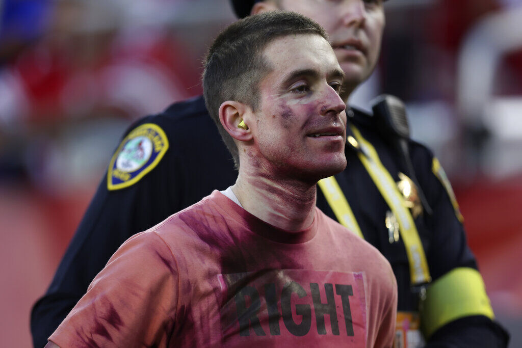 Rams LB Bobby Wagner flattens protester who gets on field