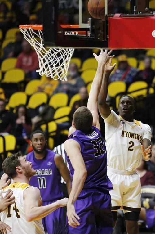 UW vs Niagara