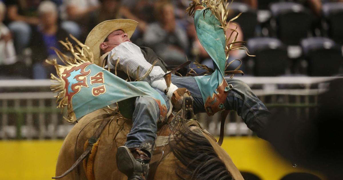 Bareback bronc riders get 2021 CNFR started with strong showing