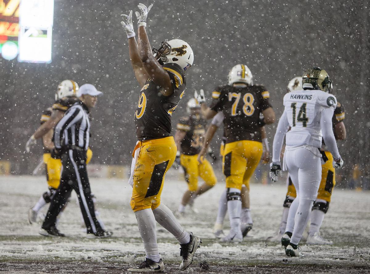 Wyoming Football Mounts Snowy Comeback For 16 13 Border War Win
