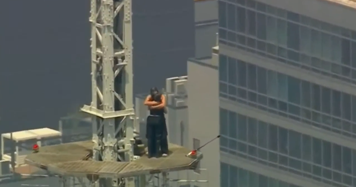 Proposal at Empire State Building Ends With Couple Being Detained