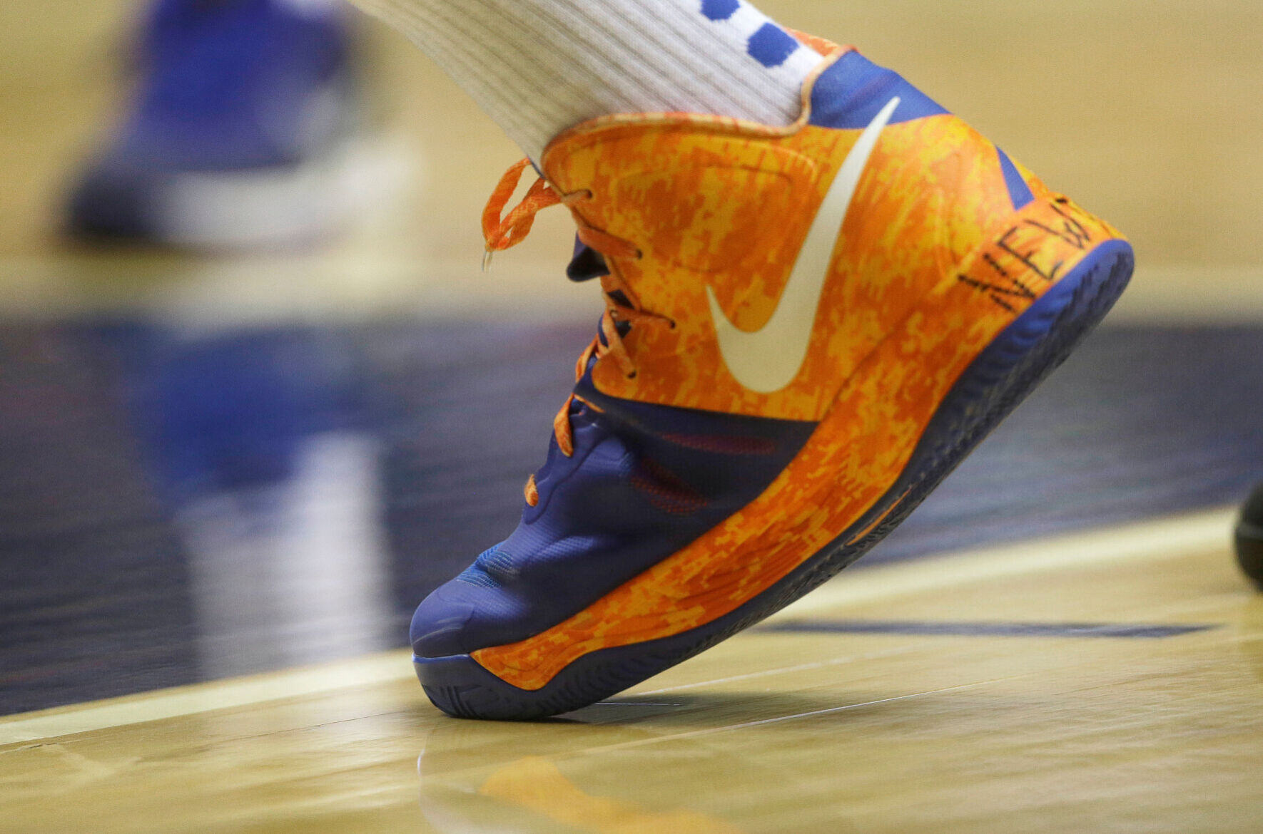 Study explains physics behind squeaky sneakers