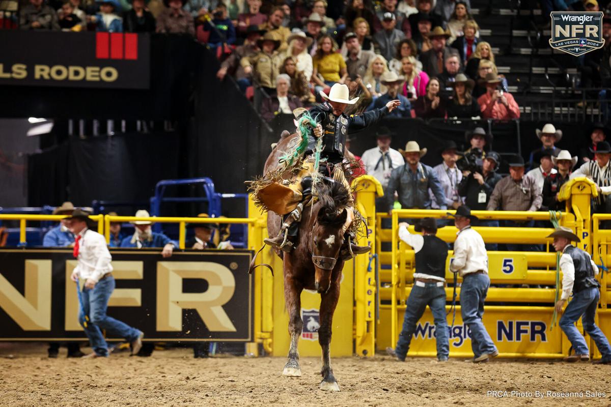 Brody Cress wins Round 7 of saddle bronc at NFR