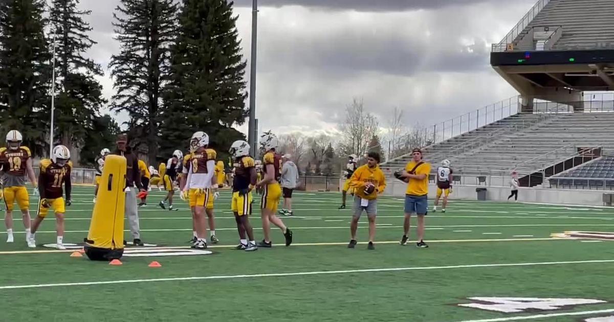 Cowboys wide receivers work on getting off the line at practice