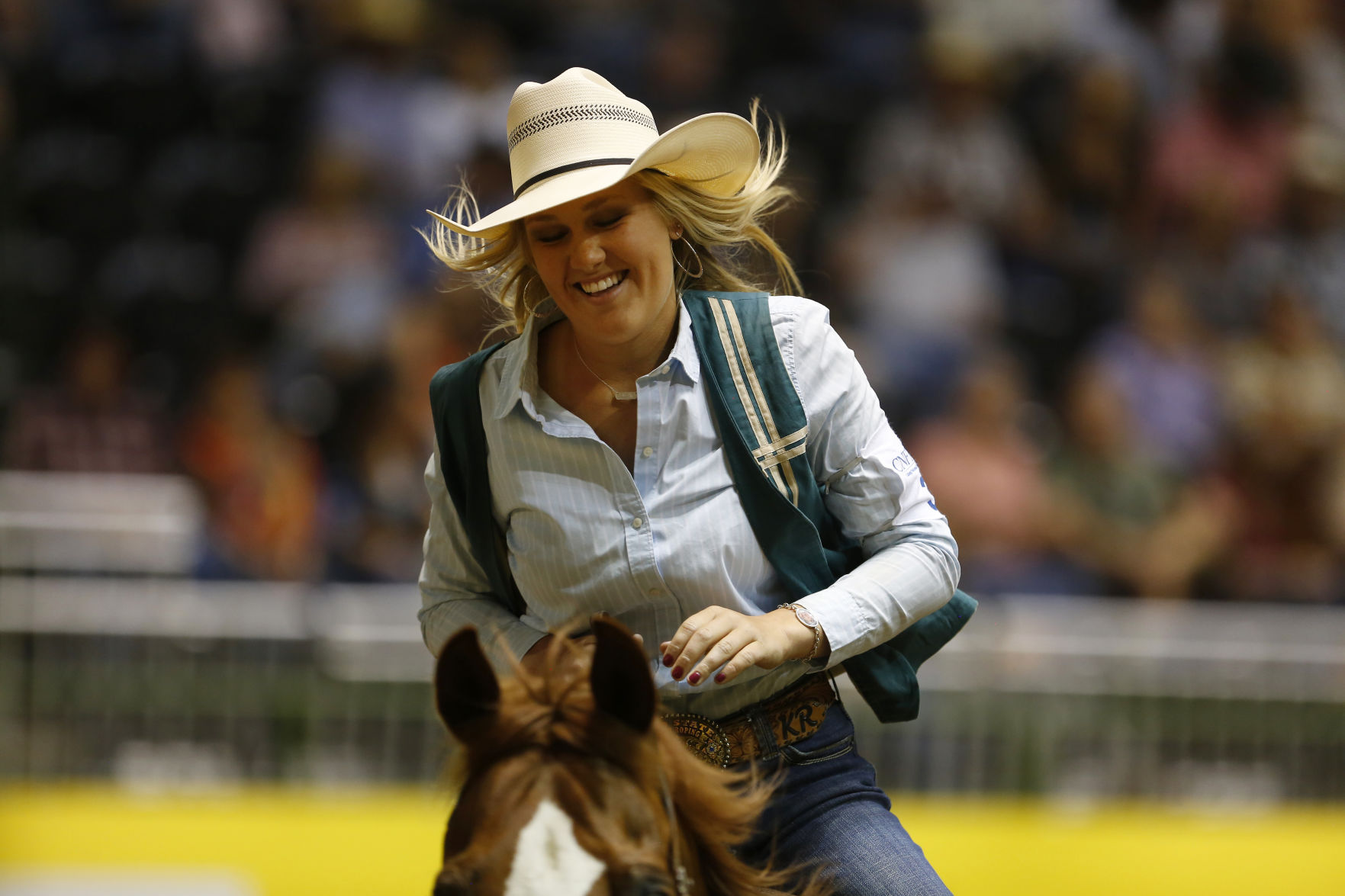 Brandi Hollenbeck nears arena record with breakaway roping time