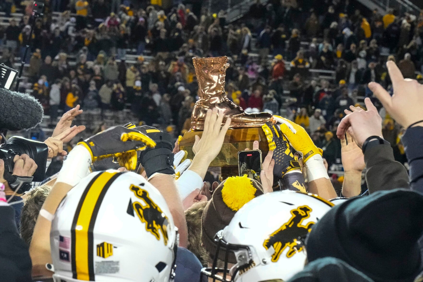 Wyoming Cowboys Beat Colorado State 24-15 In Border War