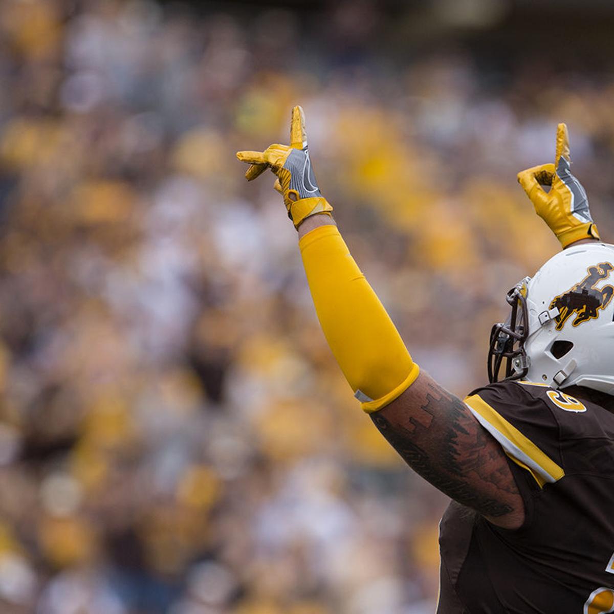 Wyoming Right Tackle Alonzo Velazquez S Knee Injury Could Be