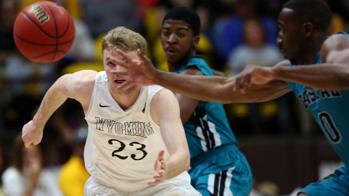 Wyoming men's basketball ends season with a CBI championship win over
