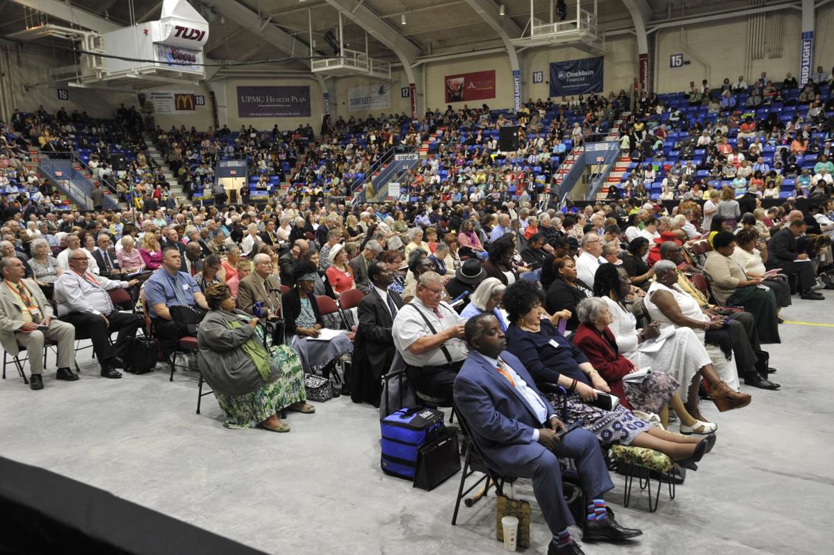 Por Todd Berkey/tberkey@tribdem.com - As Testemunhas de Jeová chegaram a Johnstown para a primeira das três convenções de final de semana a serem realizadas no Cambria County War Memorial Arena. Sexta-feira, 2 de junho de 2017.