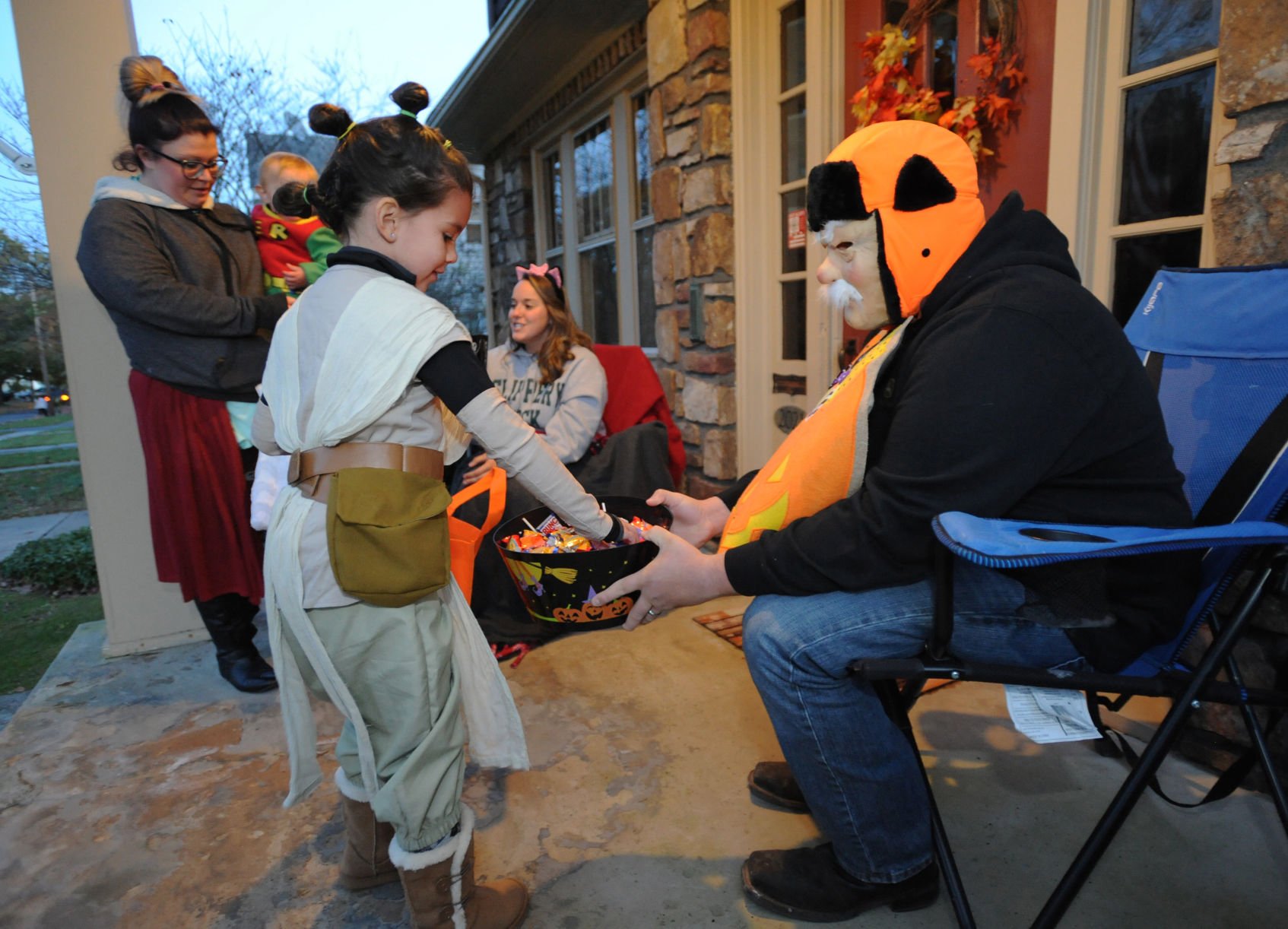 PHOTO GALLERY| Halloween Trick Or Treat | Multimedia | Tribdem.com