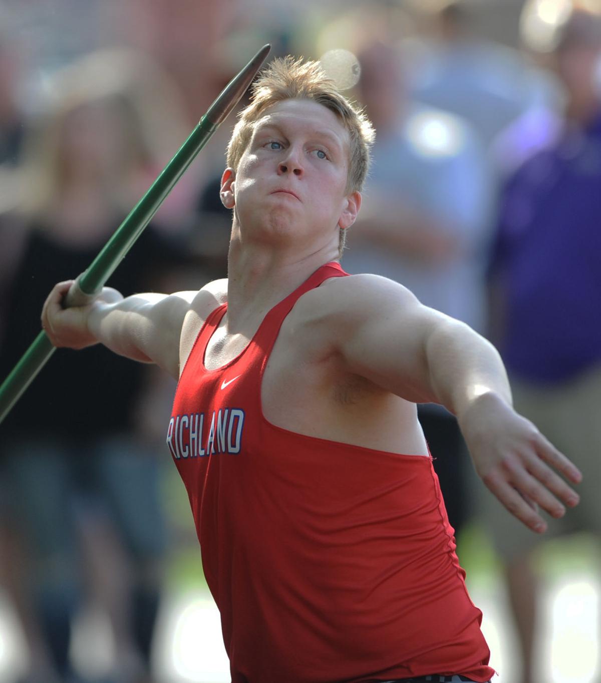 PHOTO GALLERY Dabbs helps Richland win boys District 6 team track