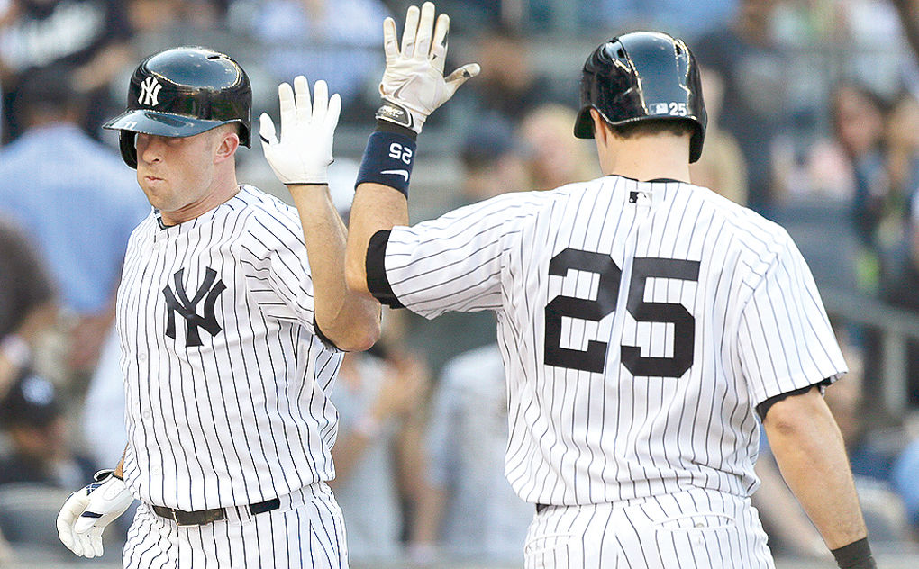 New York Yankees first baseman Mark Teixeira (R) and closer