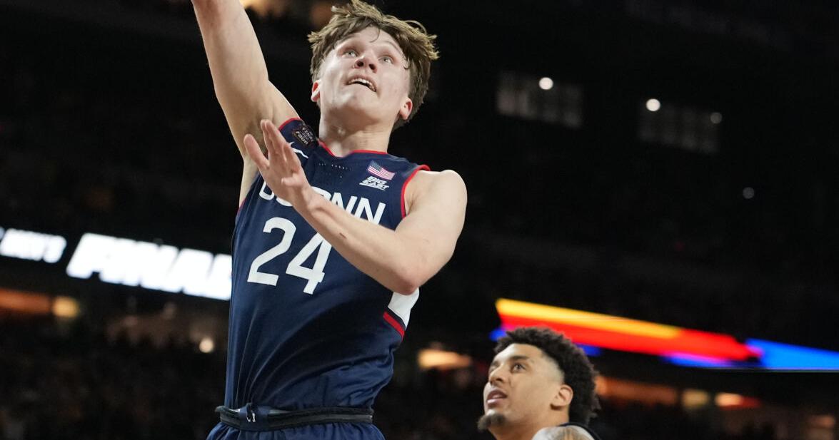 NCAA tourney star Braylon Mullins decides to chase national title at Connecticut instead of heading to NBA