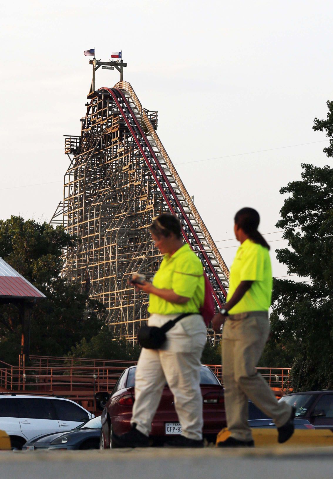 Witnesses Woman fell off massive roller coaster News tribdem