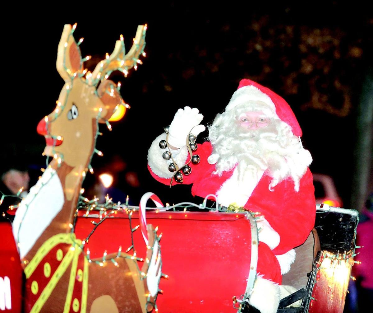 Hometown Christmas Stroll Fills Downtown Johnstown Tree Lights Up For The Season Wjac