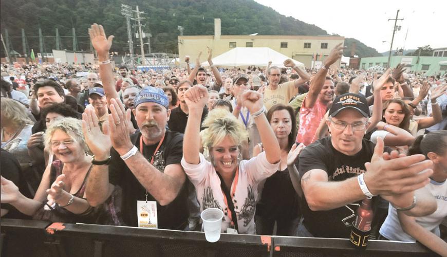 crowd 9.JPG - musicfest Day 3