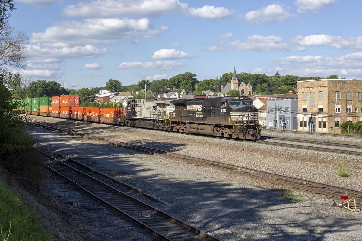 Norfolk Southern 9533 and 4002