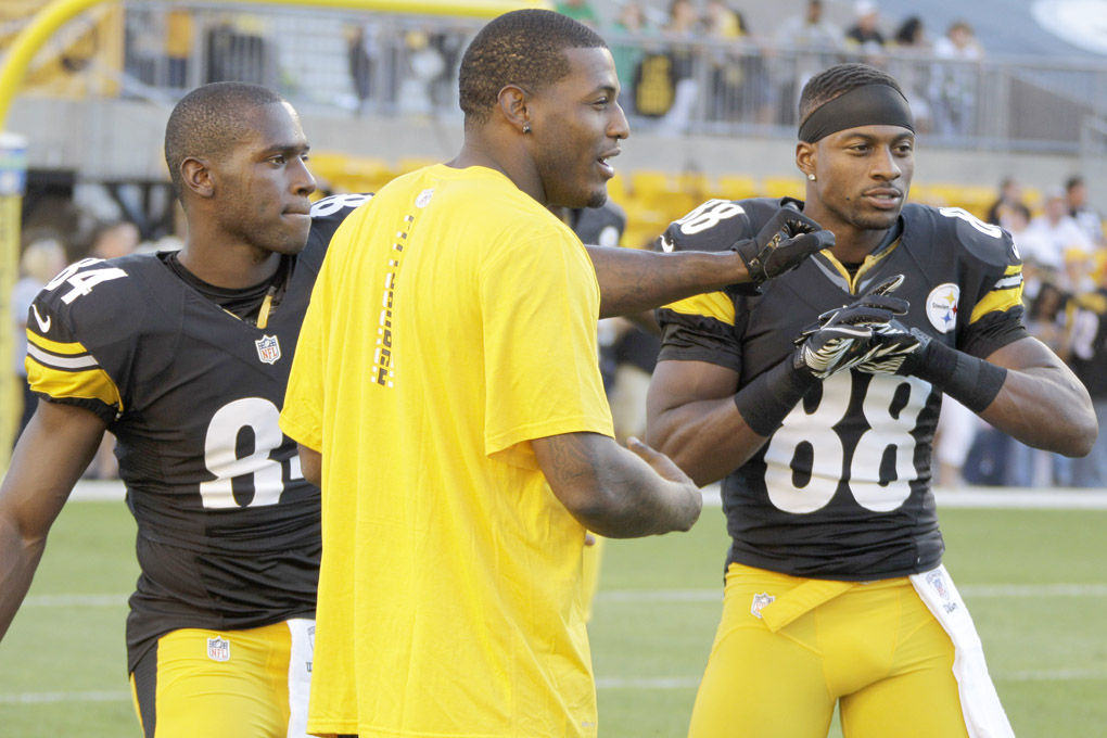 James Harrison rocking a Ben Roethlisberger jersey at Steelers' camp