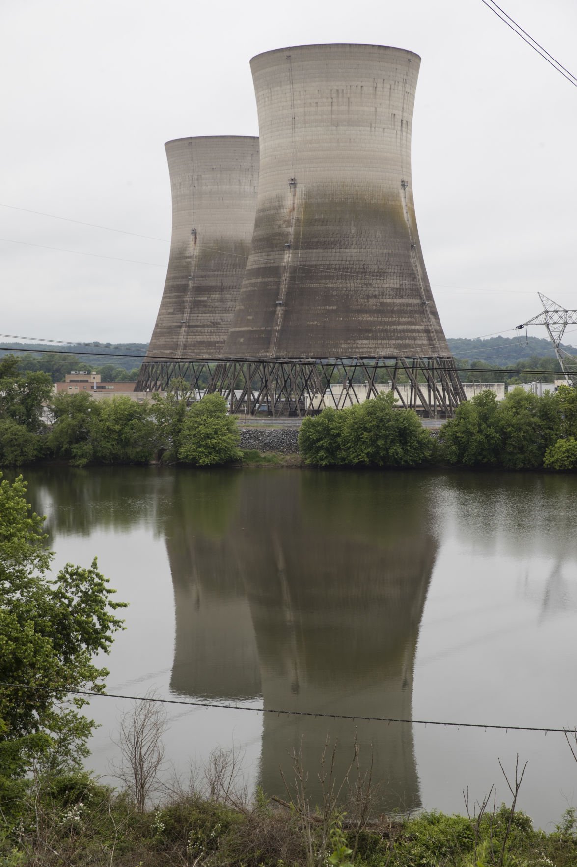 Три электростанции. АЭС three Mile Island. АЭС «три-майл-Айленд», США. Авария на АЭС три-майл-Айленд. Три майл Айленд авария.