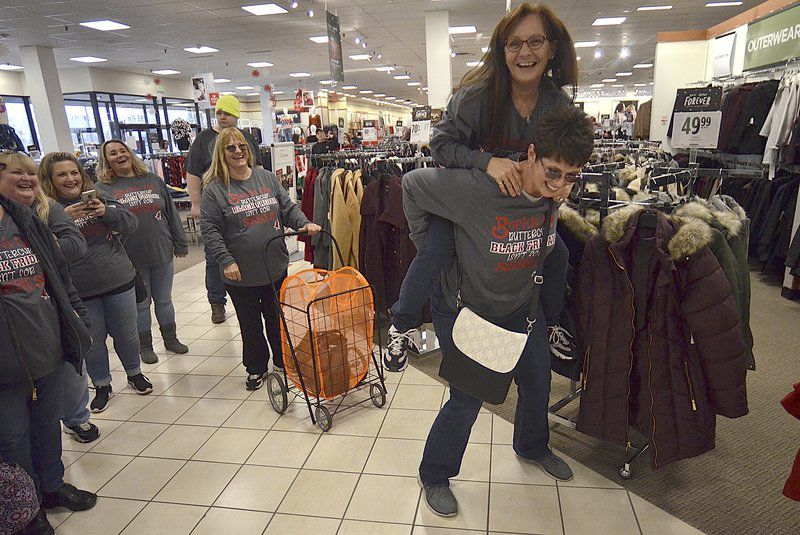 Black Friday Still A Biggie Crowds Turn Out In Search Of Bargains Before Christmas Local News Tribstar Com