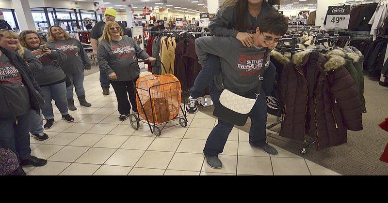 Black Friday still a biggie: Crowds turn out in search of ...