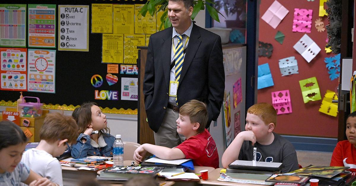 Devaney Elementary Interim VCSC Superintendent Tom Balitewicz tours DeVaney Elementary ...