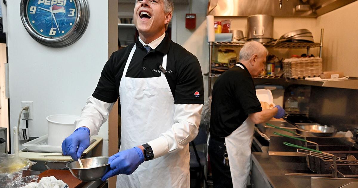 Redkey Chef Indiana Executive chef: Indiana State president dons apron, works the grill at ...