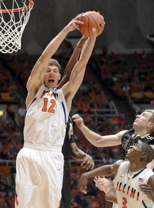 Illinois Big Man Leonard Sets His Own Limits Local College Sports Tribstar Com