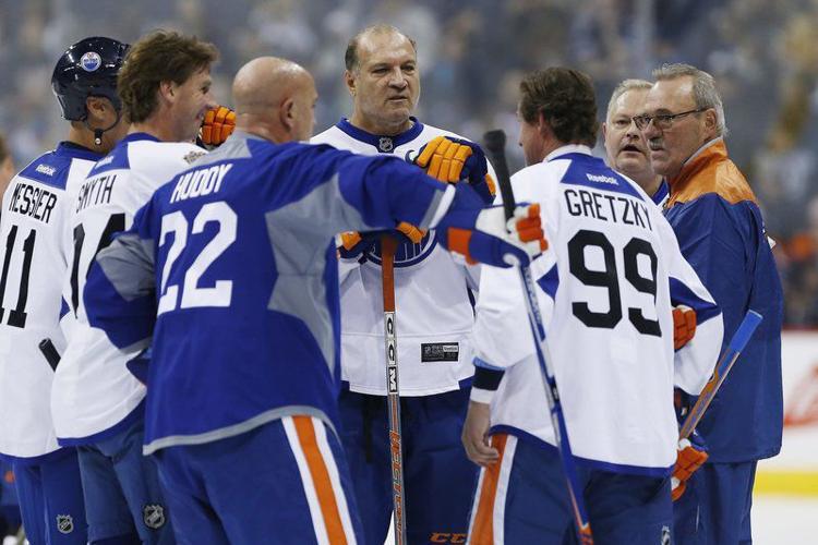 Edmonton Oilers team captain Wayne Gretzky, right, and Mark