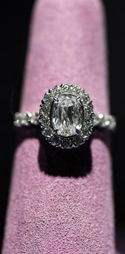 Racea: Oval Diamond Halo Engagement Ring