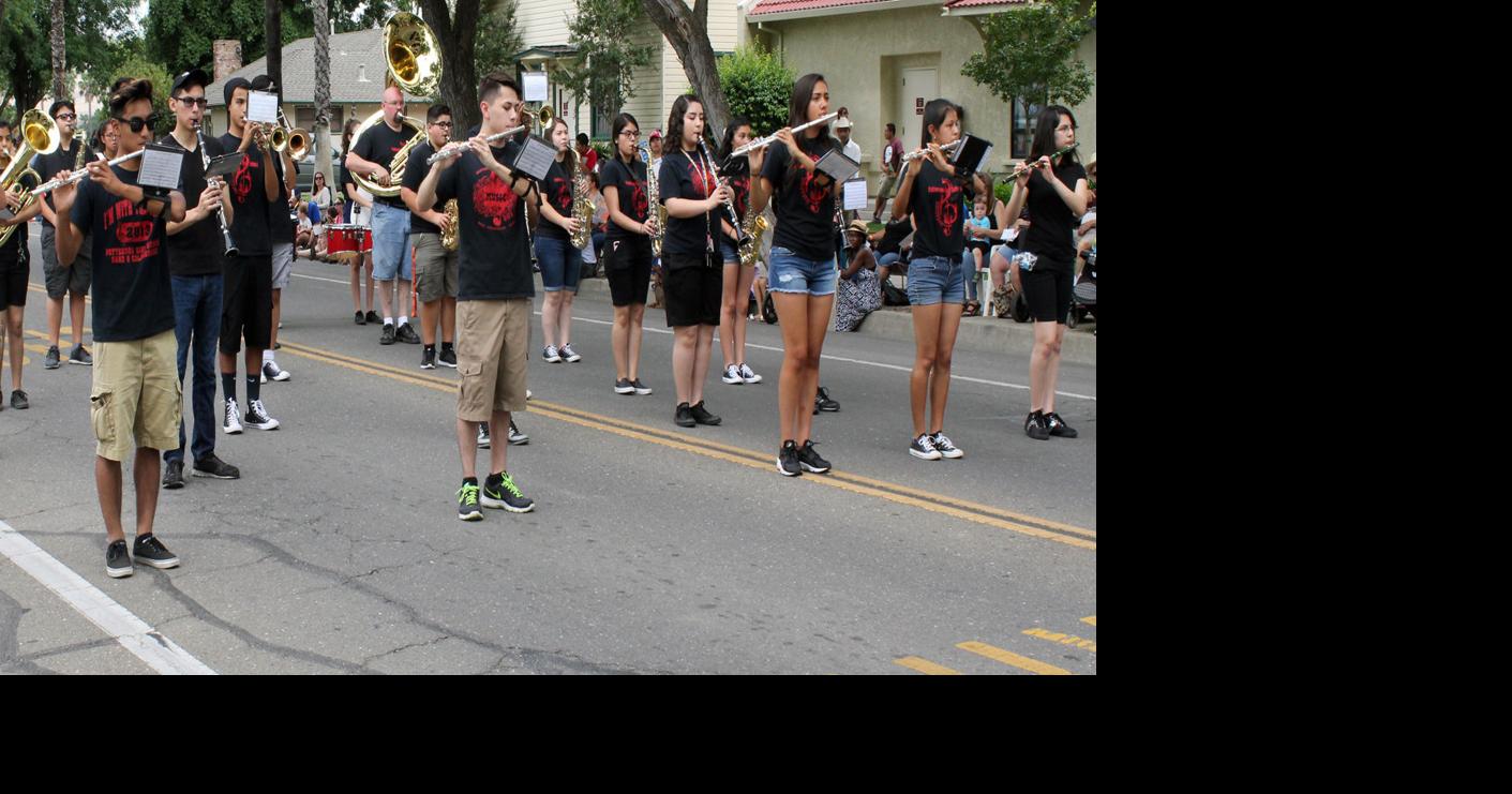 Apricot Fiesta parade