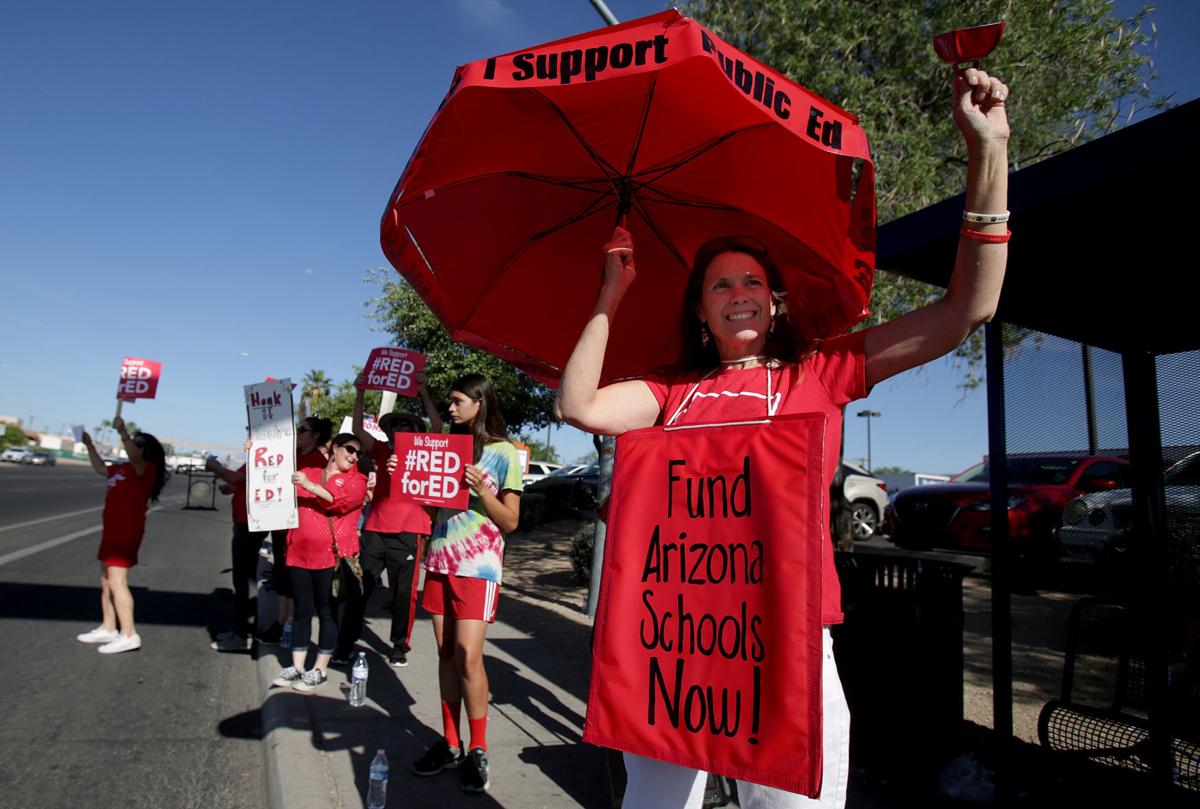 Teacher Stand-Out on Broadway in Tucson (Spanish)